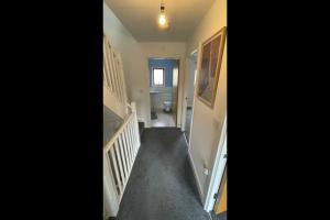 un corridoio con scala e un bagno in una casa di The Comfy place Shared a Dallington