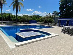 a swimming pool with a bench in the middle at Finca Esperanza - Girardot - El Espinal in El Espinal
