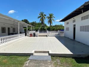 a courtyard of a building with a playground at Finca Esperanza - Girardot - El Espinal in El Espinal