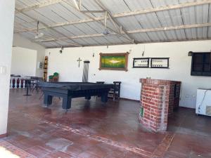duży pokój ze stołem bilardowym w obiekcie Finca Esperanza - Girardot - El Espinal w mieście El Espinal