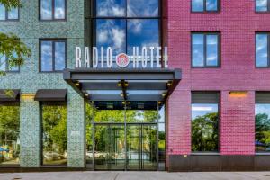 un bâtiment avec un panneau à l'avant dans l'établissement Radio Hotel, à New York