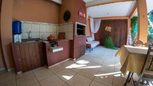 a room with a kitchen and a living room at Vivendas da Val in Guarda do Embaú