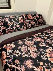 Cama ou camas em um quarto em 2 Bedroom Apartment @ Grenfell Street