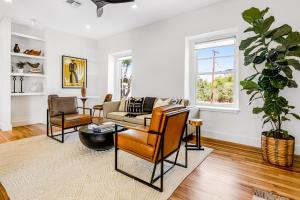 een woonkamer met een bank en stoelen bij Fredericksburg Mill in Fredericksburg