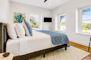 een slaapkamer met een bed en twee ramen bij Fredericksburg Mill in Fredericksburg