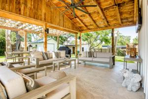 een woonkamer buiten met banken en tafels bij Fredericksburg Mill in Fredericksburg