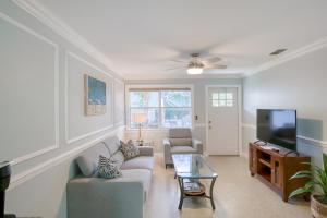 een woonkamer met een bank en een tv bij Coconut Grove Singer Island - Units 1, 3, & 4 in Riviera Beach