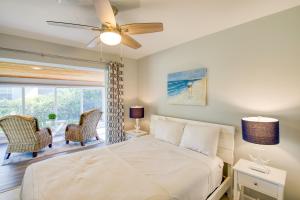 een slaapkamer met een bed en een plafondventilator bij Coconut Grove Singer Island - Units 1, 3, & 4 in Riviera Beach