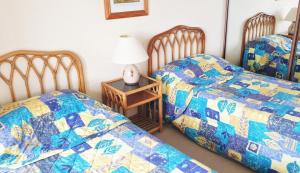 due letti uno accanto all'altro in una stanza di Sandbar 302 - linen not included a Forster