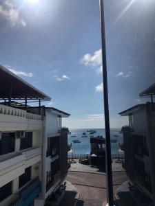 uma vista para o oceano a partir de um edifício em Kicker House Turtle Room em Puerto Baquerizo Moreno