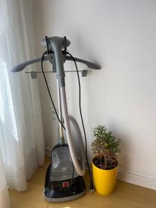 a vacuum cleaner sitting on a floor next to a plant at Sua Casa 48 Prox Av Paulista in Sao Paulo
