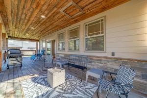 une terrasse couverte avec des chaises et un barbecue sur une maison dans l'établissement The Rosewood, à Eureka