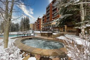 bañera de hidromasaje en la nieve frente a un edificio en Lion Square Lodge South 261 en Vail