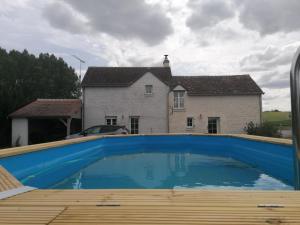 una grande piscina blu di fronte a una casa di Gîte Rilly-sur-Vienne, 4 pièces, 6 personnes - FR-1-381-481 a Rilly-sur-Vienne