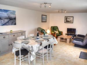 Posezení v ubytování Gîte avec jardin clôturé et poêle à bois en Touraine - FR-1-381-481