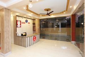 a lobby of a hotel with a ceiling fan at OYO Flagship Sushama Newtown in Thākurdwari