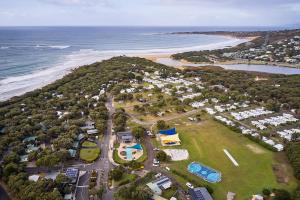 una vista aérea de un parque junto a la playa en Anglesea Family Caravan Park, en Anglesea