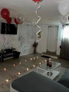 - un salon avec des ballons et une table avec des bougies dans l'établissement Cosy home, à Livry-Gargan