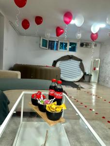 - une table avec deux boissons et des bols de nourriture et de ballons dans l'établissement Cosy home, à Livry-Gargan