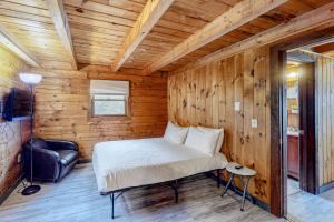 Modern Log Chalet - Upper Levelにあるシーティングエリア