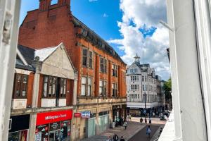 widok na ulicę w mieście z budynkami w obiekcie Apartment in city centre Leicester w mieście Leicester