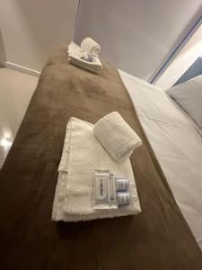 un letto con due asciugamani e due bottiglie sopra di Audaar Tech Suítes - Aeroporto de Congonhas a San Paolo Altre 37 foto