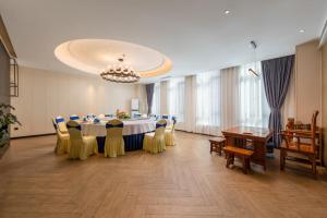 a conference room with a large table and chairs at 佛山金美域林禧酒店 in Foshan