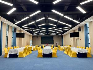 The business area and/or conference room at 佛山金美域林禧酒店