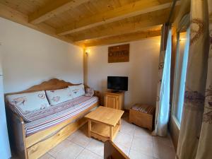 a small bedroom with a bed and a small table at Appartement Samoëns, 3 pièces, 6 personnes - FR-1-624-12 in Samoëns