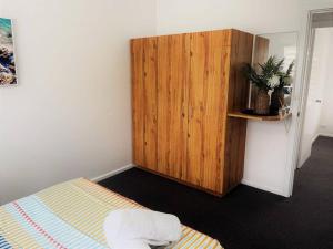 Letto o letti in una camera di Three Palms Apartments Unit 4