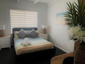 - une chambre avec un lit et 2 oreillers dans l'établissement Three Palms Apartments Unit 4, à Esperance