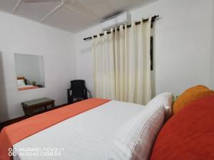 Un pat sau paturi într-o cameră la Bee Cottage Negombo +33 fotografii