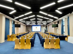 The business area and/or conference room at 佛山金美域林禧酒店