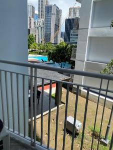 un chien debout sur le balcon d'un bâtiment dans l'établissement SMDC Jazz Residences Makati City Philippines, à Manille