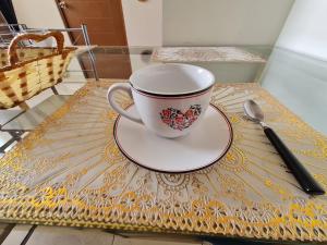 a coffee cup and a spoon on a table at Departamento céntrico Huancayo in Huancayo