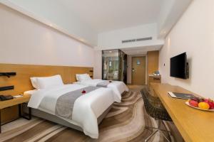 A bed or beds in a room at 佛山金美域林禧酒店
