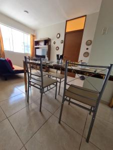 a living room with a dining table and chairs at Departamento céntrico Huancayo in Huancayo