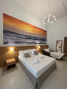 una camera con due letti e un dipinto sul muro di Il Pepe Affittacamere a Bisceglie
