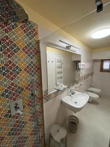 Baño con 2 lavabos y espejo en Il Pepe Affittacamere, en Bisceglie