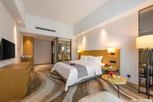 A bed or beds in a room at 佛山金美域林禧酒店
