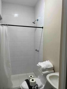 a bathroom with a shower and a toilet and a sink at Suites González, Suite 2 in Ciudad Juárez