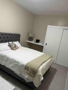 a bedroom with a large bed and a cabinet at Suites González, Suite 2 in Ciudad Juárez