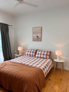 a bedroom with a bed and two lamps and a couch at King Edi Cottage in Edi