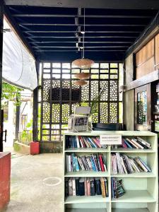 長灘島的住宿－懶漢食宿酒店，书架上满书的书架,在建筑物前