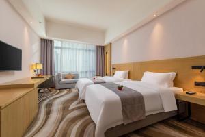 A bed or beds in a room at 佛山金美域林禧酒店