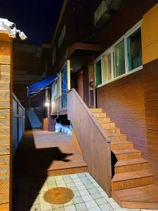un edificio con scale accanto a un edificio di Good Guesthouse a Seul