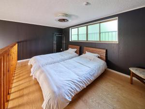- une chambre avec 2 lits et une fenêtre dans l'établissement 那須 - Nasu 369 MOMURA Cottage - ペット可, à Nasushiobara