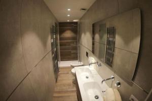 Kúpeľňa v ubytovaní Luxury 2 Apartments Cervia with Swimming Pool