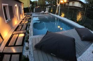 Bazén v ubytovaní Luxury 2 Apartments Cervia with Swimming Pool alebo v jeho blízkosti