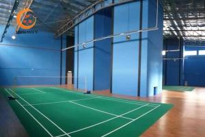 un campo da tennis in una stanza con pareti blu di 3# Symphony Tower KL City View Studio a Cheras